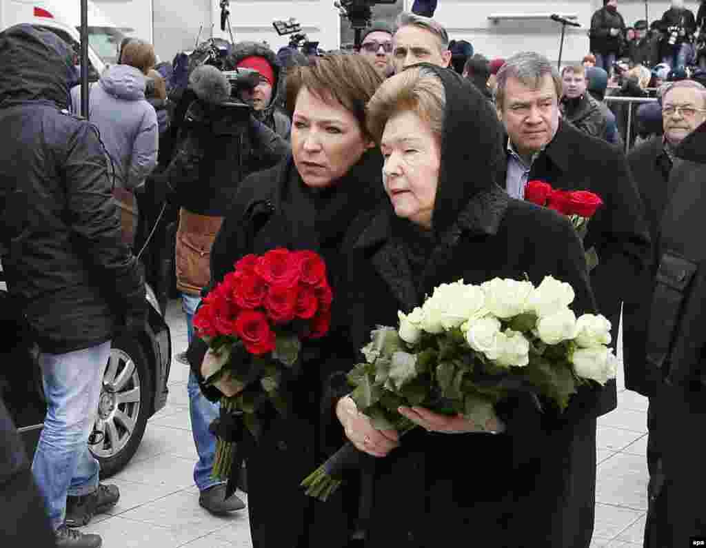 Boris Yeltsin's widow, Naina Yeltsina (center right), and her daughter Tatyana Yumasheva (center left) arrive to pay their last respects.