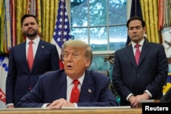 Президент США Дональд Трамп, державний секретар Марко Рубіо та віцепрезидент Джей Ді Венс в Овальному кабінеті Білого дому у Вашингтоні, округ Колумбія, 27 червня 2025 року