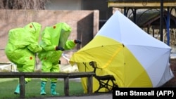 Члени рятувальних служб у Британії встановлюють намет хімзахисту над лавкою, де були знайдені чоловік і жінка в критичному стані 4 березня 2018 року поблизу торговельного центру Maltings у Солсбері, 8 березня 2018 року