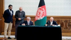 د ولسمشر غني او عبدالله عبدالله ترمنځ د سیاسي توافقنامې د لاسلیک له مراسمو یو انځور