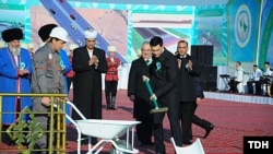 Prezidentiň ogly Serdar Berdimuhamedow ýol gurluşygyna badalga berýär. TDH-nyň arhiwinden alnan surat. 