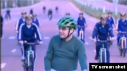 Түркмөн президенти Г.Бердымухамедов элесепет тебүүдө. 03.8.2013.