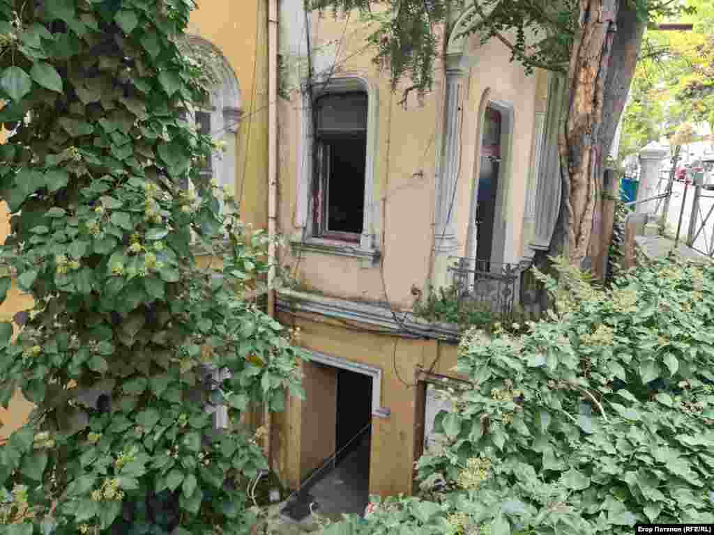 Многие старинные здания имеют полузаброшенный вид