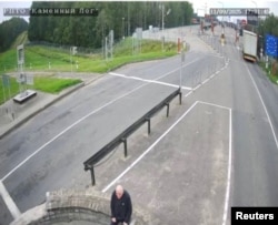 Un bărbat, despre care se crede că este politicianul din opoziția belarusă Mikola Statkevich, în zona neutră la punctul de trecere a frontierei Belarus- Lituania. Imagine de pe camerele de supraveghere.