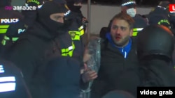 პოლიციელმა აქციის მონაწილის დაკავების დროს მასზე იძალადა.