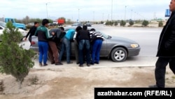 Aşgabadyň eteginde gündelik iş tapmaga synanyşýan welaýatlaryň ýaşaýjylary (arhiw suraty)