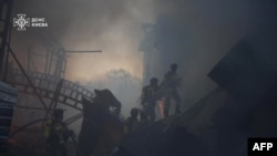 Киевге жасалган ракеталык чабуулдан кийин тутанган өрт. 6-апрель, 2025-жыл. 