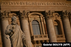 Statuja e Shën Pjetrit në sheshin me po të njëjtin emër në Vatikan. 30 prill 2025.