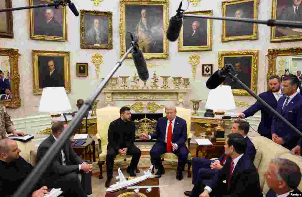 Президент США Дональд Трамп и президент Украины Владимир Зеленский встречаются в Овальном кабинете Белого дома, Вашингтон, округ Колумбия, США, 18 августа 2025 года. REUTERS/Kevin Lamarque