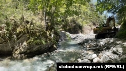 Река Дошница, багери и камиони за изградба на мала хидроцентрала. 