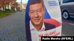 Акамура Томион Чехерчу харжамхошка кхайкхам тIе язбина постер: "ХIан-хIа - исламна, ХIан-хIа - террористашна". Прагин урамехь.