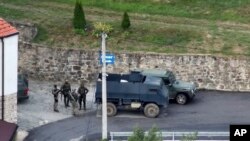 Na ovoj fotografiji koju je dostavila Kosovska policija, grupa naoružanih i maskiranih muškaraca stoji ispred Manastira Banjska u istoimenom selu na sjeveru Kosova, 24. septembra 2023. godine.