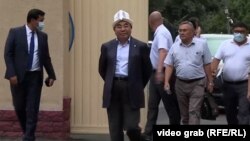 Аскар Акаев УКМКнын короосуна кирип бараткан учуру. Бишкек. 3-август, 2021-жыл.