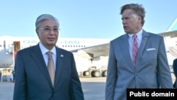 Қазақстан президенті Қасым-Жомарт Тоқаевты әуежайдан АҚШ мемлекеттік хатшысының бірінші орынбасары Кристофер Ландау қарсы алды. Вашингтон, 5 қараша (Қазақстан уақыты бойынша 6 қараша), 2025 жыл.