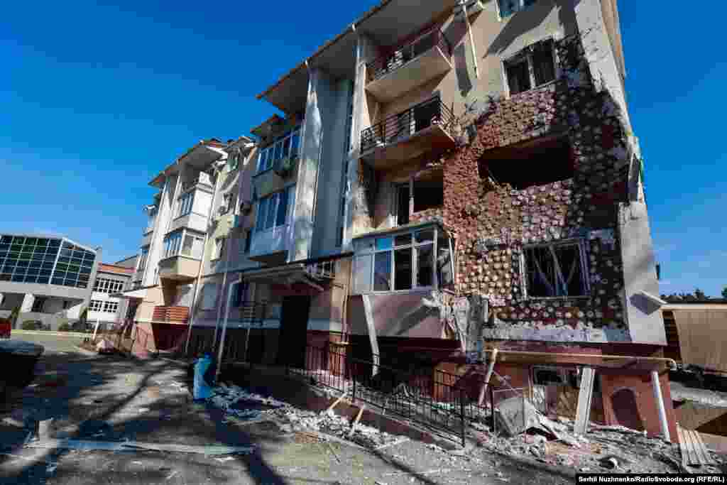 Пошкоджений житловий будинок в одному з районів Ірпеня. Деякі будинки відновлюють майже з «нуля», в інших, як на фото, за три роки відновили лише пошкоджений фасад.Ліворуч фото від 11 березня 2022, праворуч – березень 2025 року