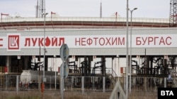 Rafinăria Lukoil Neftohim, din Burgas, Bulgaria, fotografiată pe 10 noiembrie 2025. 