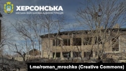 За даними ОВА, близько 10:00 російські війська вкрили артилерійським вогнем Центральний район Херсона, під ударом опинився один з медзакладів міста