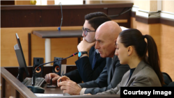პროკურორი გია შაიშმელაშვილი (შუაში) სასამართლოზე