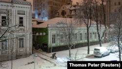 Noapte înzăpezită la Kiev, în februarie 2025. Ucrainenii se pregătesc de încă o iarnă rece, poate și mai grea. 