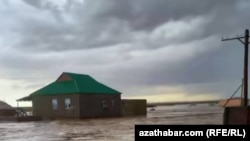 Türkmenistanda sil basan oba. (Arhiw suraty)
