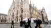 Туристи в захисних масках поруч із собором у Мілані, Італія, 2 березня 2020 року