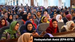 شماری از زنان افغانستان در تالار لویه جرگه به مناسبت هشتم مارچ گردهم آمده اند
