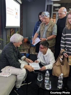 Владимир Сорокин подписывает свои книги.