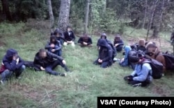 Un grup de refugiați care au trecut granița dintre Belarus și Lituania pe 18 mai.