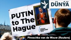 Halkara Adalat Kazyýetiniň binasynyň daşyndaky protestçiler Russiýanyň lideri Wladimir Putiniň tussag edilmegini talap etdiler. Haaga, Hollandiýa, 2024-nji ýylyň 7-nji maýy