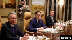 სახელმწიფო მდივანი მარკო რუბიო (ცენტრში) მაიკ უოლცთან და სტივ უიტკოფთან ერთად ერ-რიადში რუსეთთან მოლაპარაკებებზე. 2025 წლის 18 თებერვალი