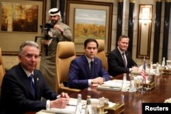 Secretarul de stat al SUA, Marco Rubio (centru), stă alături de consilierul pentru securitate națională al SUA, Mike Waltz (dreapta), și de trimisul SUA pentru Orientul Mijlociu, Steve Witkoff (stânga).