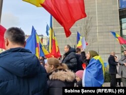 La demonstrație au fost aduși o mână de copii, iar printre protestatari se numără cel puțin o femeie cu hijab pe cap, semn că este de religie musulmană.