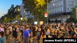 Okupljeni ispred zgrade Bezbednosno-informativne agencije (BIA) u Novom Sadu, 14.8.2025.