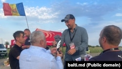 Ivan Neculițî (centru), care urmează a fi sancționat de UE, apare într-o fotografie publicată de primăria Bălți, în august 2023, primind un premiu la finalul unei curse de mașini, din partea primarului de atunci, Nicolai Grigorișin 