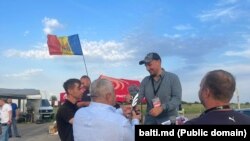 Ivan Neculițî (centru), care urmează a fi sancționat de UE, apare într-o fotografie publicată de primăria Bălți, în august 2023, primind un premiu la finalul unei curse de mașini, din partea primarului de atunci, Nicolai Grigorișin