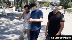 Жеңиш Молдокматов жана Эрлан Бекчоро уулу кароол менен. 
