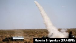 Орусиялык "Панцирь" зениттик-ракеталык комплекс (оңдо). Архивдик сүрөт