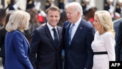 Cuplurile Macron și Biden la Paris, pe 8 iunie 2024. Se vor revedea la reuniunea G7 din aceste zile, inclusiv pentru Ucraina. Ambii sunt de această dată în campanie electorală. Liderul francez a declanșat anticipate din cauza rezultatelor de la europarlamentare. 