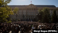 "რუსთავი 2"-ის მხარდამჭერთა აქცია თბილისის საქალაქო სასამართლოსთან