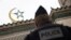 Polis Paris məscidini mühafizə edir.