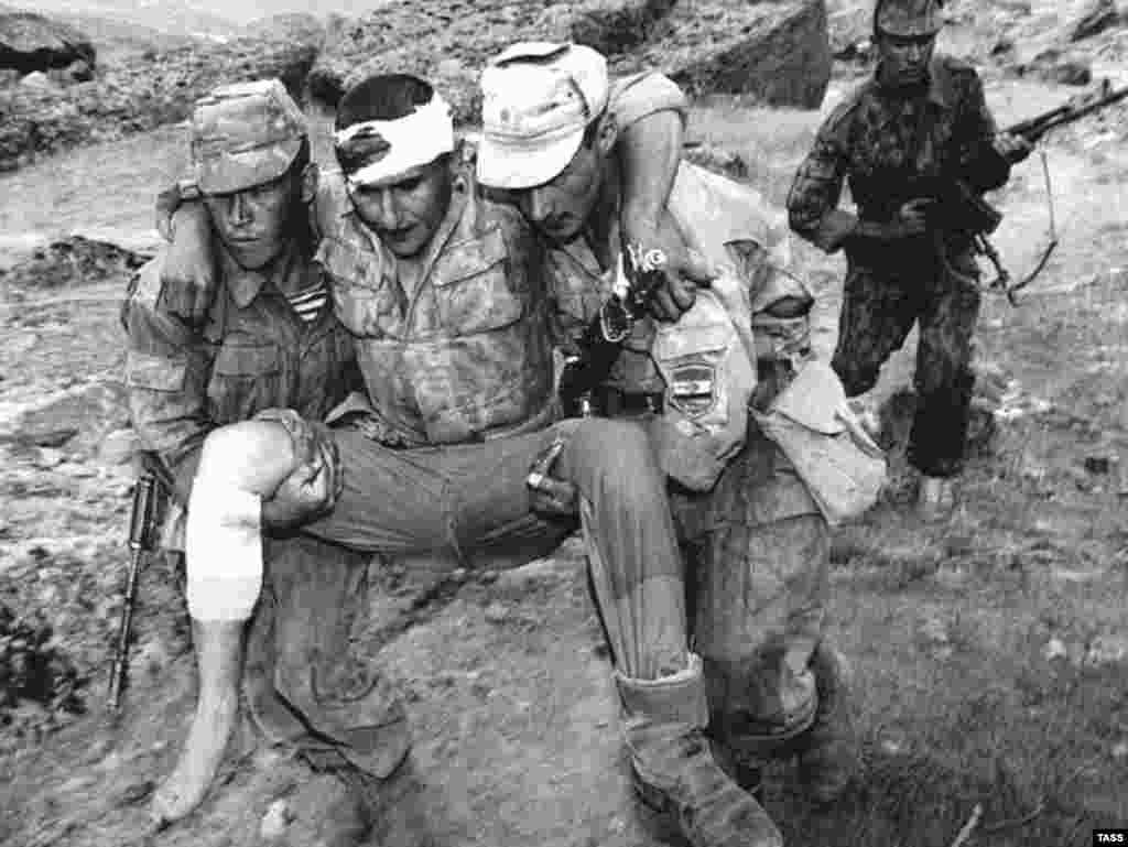 Президенттик гвардиянын жарадар болгон жоокери. Коргон-Төбө, 1997-жылдын 11-августу.