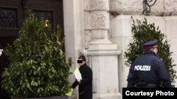 Қазақстан азаматтық қоғамының белсендісі  ЕҚЫҰ  Парламент Ассамблеясының қатысушыларына үнпарақшалар таратуда. Вена, 20 ақпан 2009 жыл. 