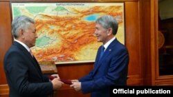 Коалиция куроо мандатын президент Алмазбек Атамбаев Социал-демократтар фракциясынын лидери Иса Өмүркуловго тапшырган.  