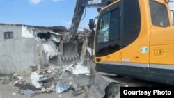 Бишкек. Мэрия мыйзамсыз деп тапкан курулуштарды буздуруу учуру. 2025-жылдын 5-августу.