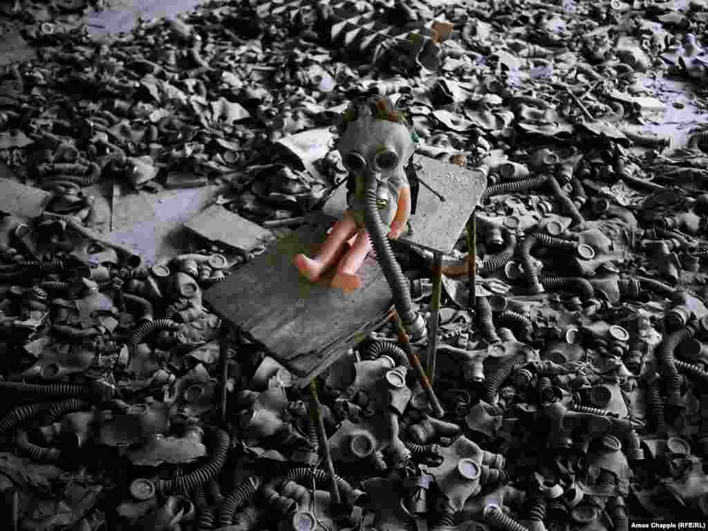 Ці дитячі протигази (у часи СРСР були запобіжними заходами проти нападу з боку Сполучених Штатів) були розкидані на підлозі через деякий час після катастрофи. Чорнобильський екскурсовод Володимир Єгоров каже, що це було зроблено &laquo;художником&raquo;, який хотів створити страшний образ апокаліпсису