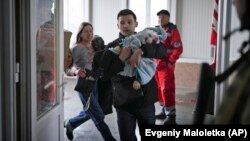  დაჭრილი 18 თვის კირილის სიცოცხლე ვერ გადაარჩინეს ექიმებმა მარიუპოლის საავადმყოფოში.  