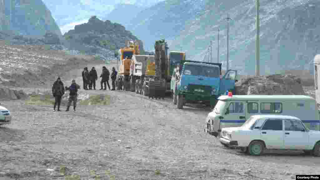 Ак-Сай - Көк-Таш жолун куруп жаткандар.