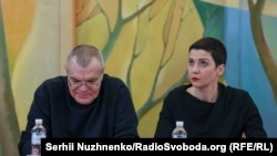 Віктар Бабарыка і Марыя Калесьнікава на прэсавай канфрэнцыі ў Чарнігаве 14 сьнежня 2025 году