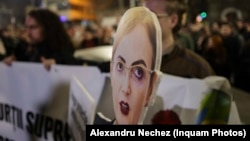 Câteva sute de persoane au protestat în fața sediului Consiliului Superior al Magistraturii, după difuzarea unui documentar al jurnaliștilor Recorder despre corupția din sistemul de justiție din România, miercuri, 10 decembrie 2025.