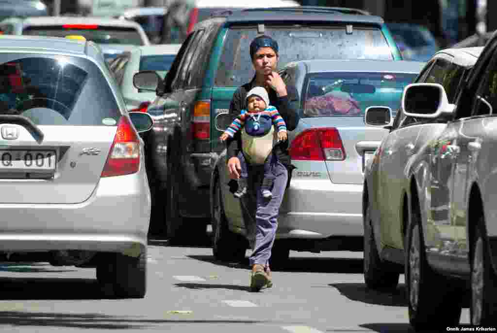 ზოგიერთი მიიჩნევს, რომ მათხოვრობა ფულის გამომუშავების ერთადერთი საშუალებაა. ბავშვები და მათი დედები ხშირად შეგხვდებიან თბილისში, რუსთავში, ქუთაისსა და ბათუმში, სადაც ისინი სამათხოვროდ ან ქუჩაში სხედან ან მანქანებს შორის დადიან გადატვირთული მოძრაობის დროს.